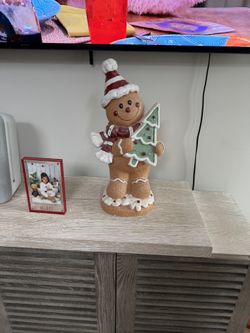 Light Up Indoor And Outdoor Gingerbread Set. 2 Ft Tall 