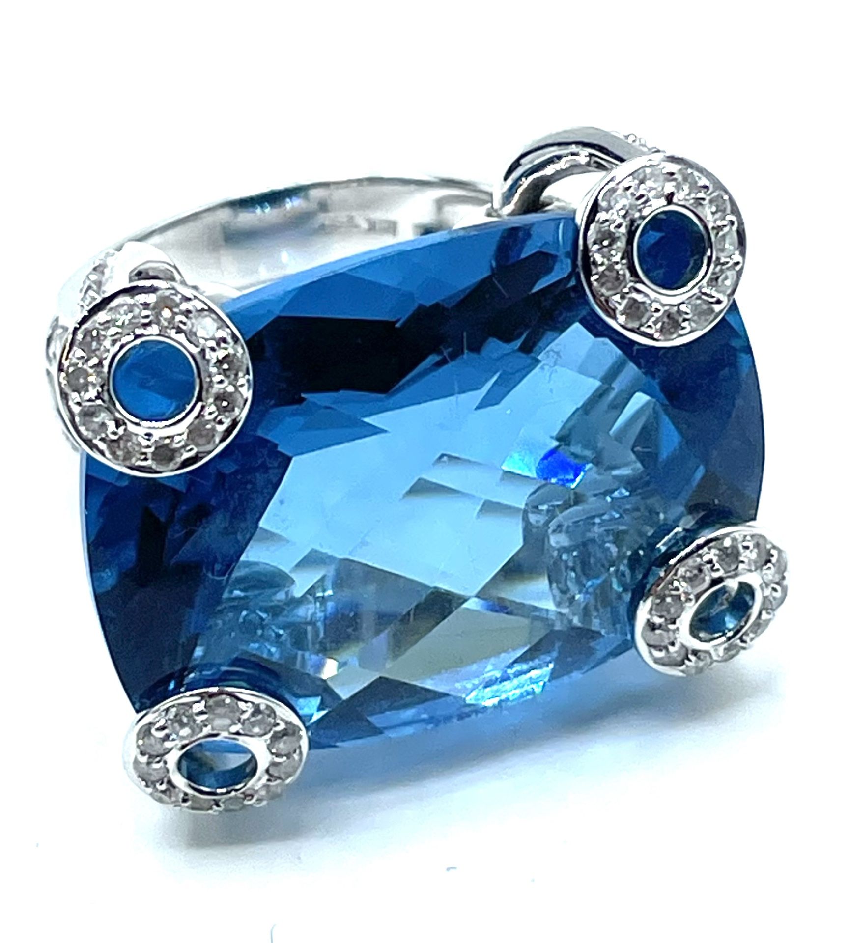 David Yurman Style 46 Carat London Blue Topaz Ring 18 Carat Gold Made In Qatar
