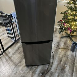 Insignia™ - 4.9 Cu. Ft. Mini Fridge with Bottom Freezer and ENERGY STAR Certification - Stainless Steel