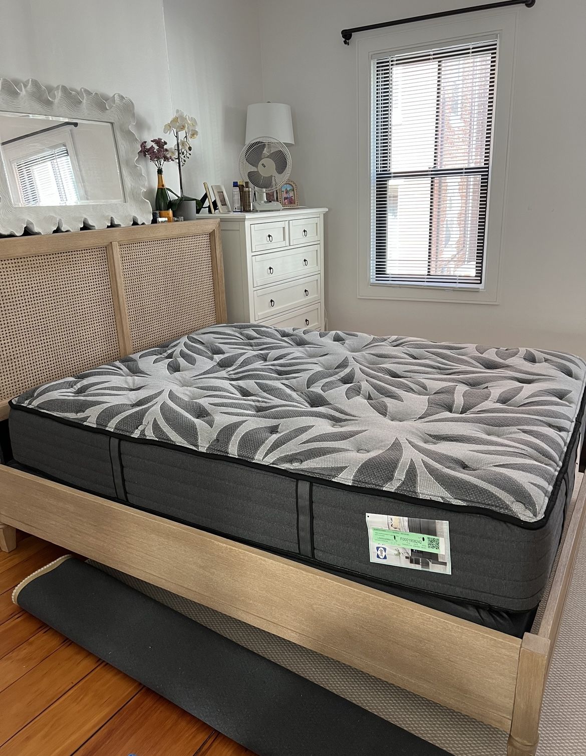 Jordan’s Furniture Sealy Mattress & Box Spring - Queen