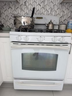 GE profile 30 inch gas range . Very Good Condition