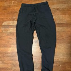 ALL BLACK ESSENTIALS SWEATS