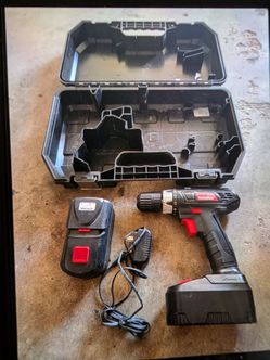 Drill Master cordless 18 volt drill/driver with two batteries case and charger