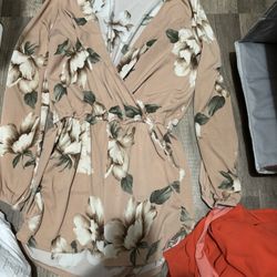 beautiful dresses, the floral one is short, size M, the orange one, size M, the color wine, size S, the pink one, size S, all in very good condition.