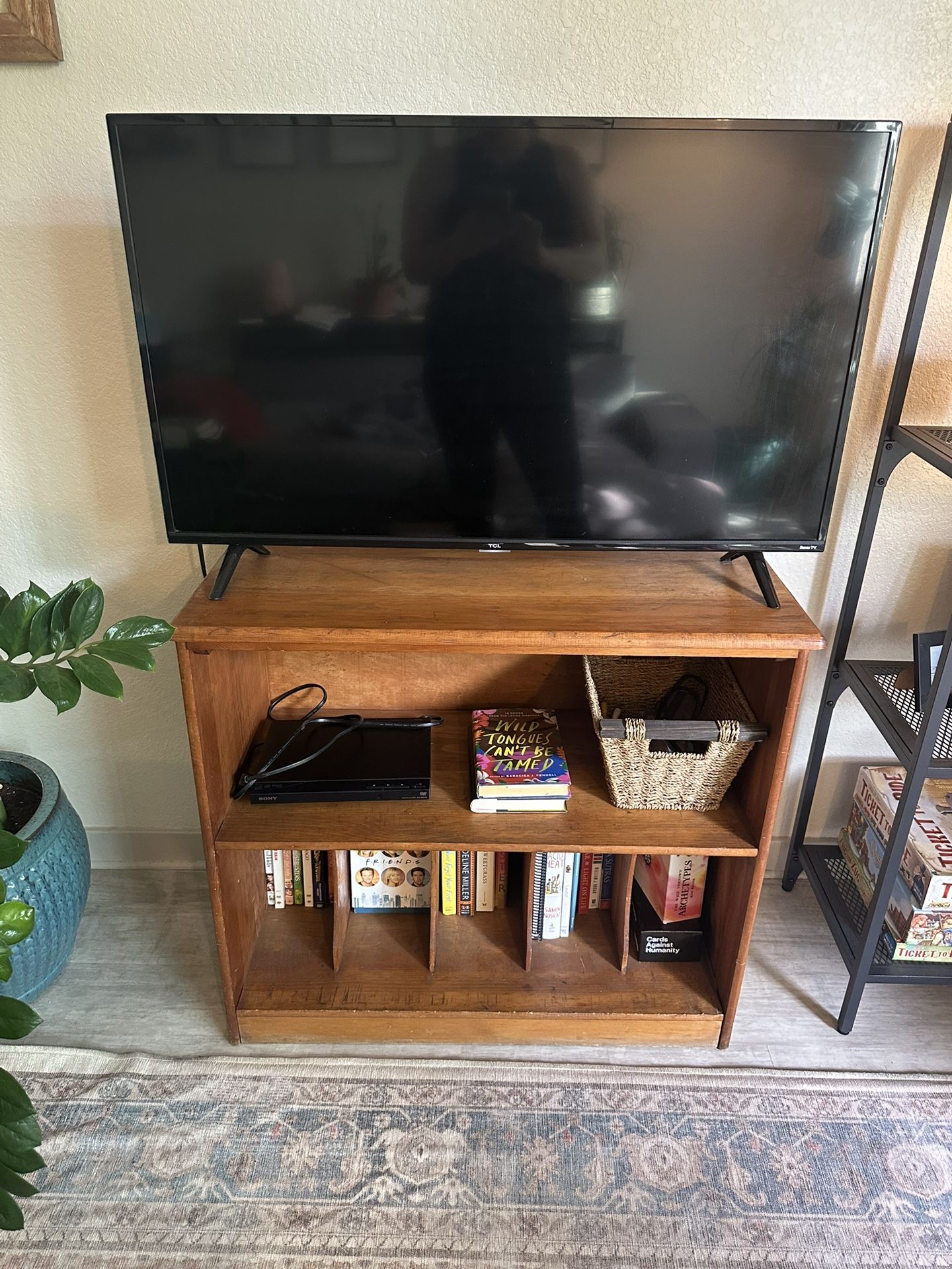 Roku TV 19x34 Inch Screen + Remote