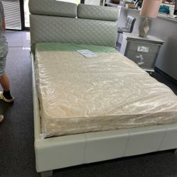 Bed Platform Style Modern Padded Leatherette USB Chargers Qn & Kg