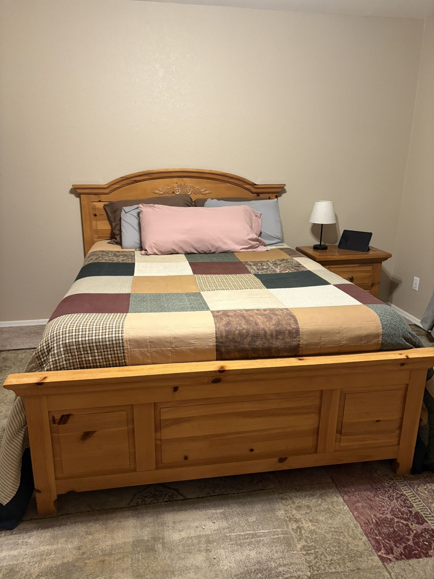 Broyhill Queen frame, headboard, and footboard!!!