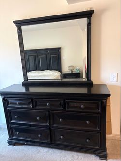 Bob’s Queen Bedroom Set with Storage Bed – 6 Pieces