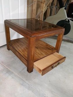 Beautiful vintage Bassett end table (1)