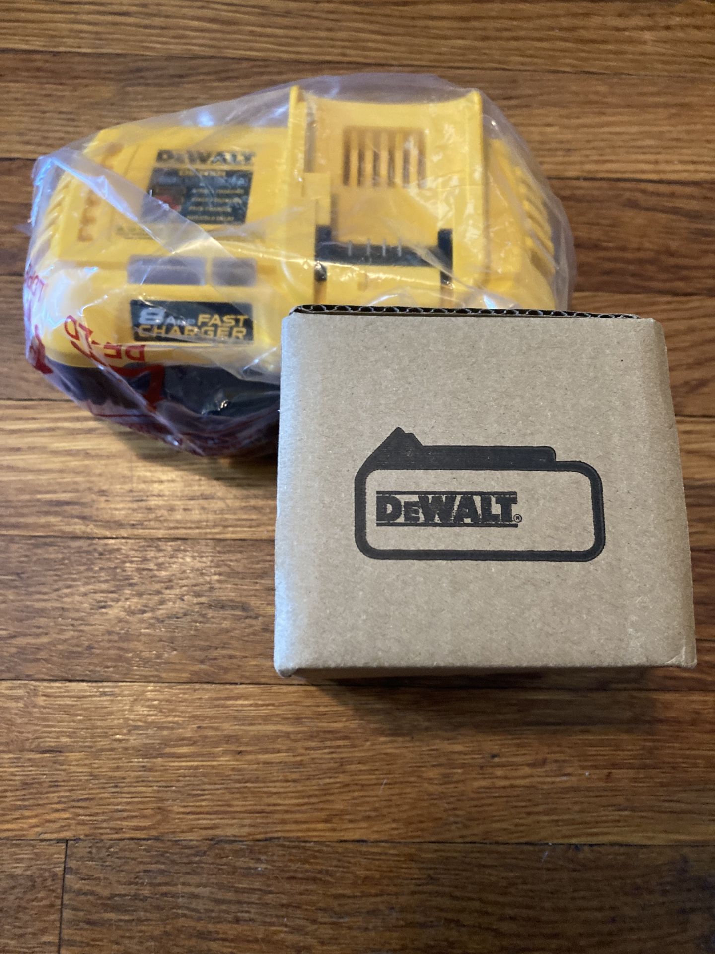 BRAND NEW Dewalt 8ah w/ Fast Charger Set NEVER USED