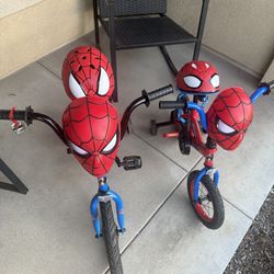 Bicicletas infantil Spiderman tienen su canasta y cascos