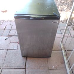 RCA REFRIGERATOR/FREEZER