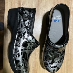New Dansko Clogs Size 40 
