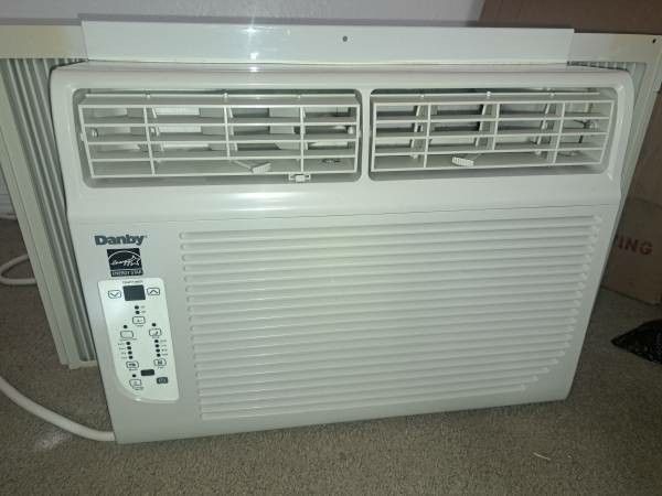 Air Conditioner 12,000 BTU Great Shape! Cold Air .