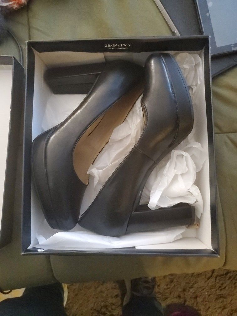 Naturalizer Black Pumps