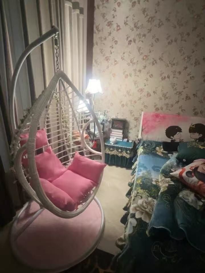 Single hanging chair