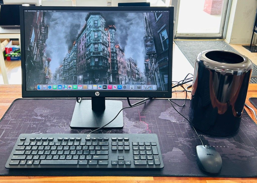 Mac Pro (Trash Can) 12-CORE 64GB RAM 1TB SSD AMD D700 12GB Graphics video//Photo editing -Music Production