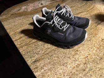 Black/grey on cloud running shoes