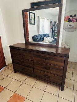 🔥 Dark Wood Dresser + Mirror Set – Excellent Condition 🔥