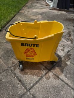 Brute Rubbermaid mop bucket