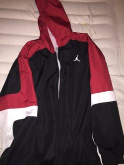Jordan Windbreaker size XL fits like a L