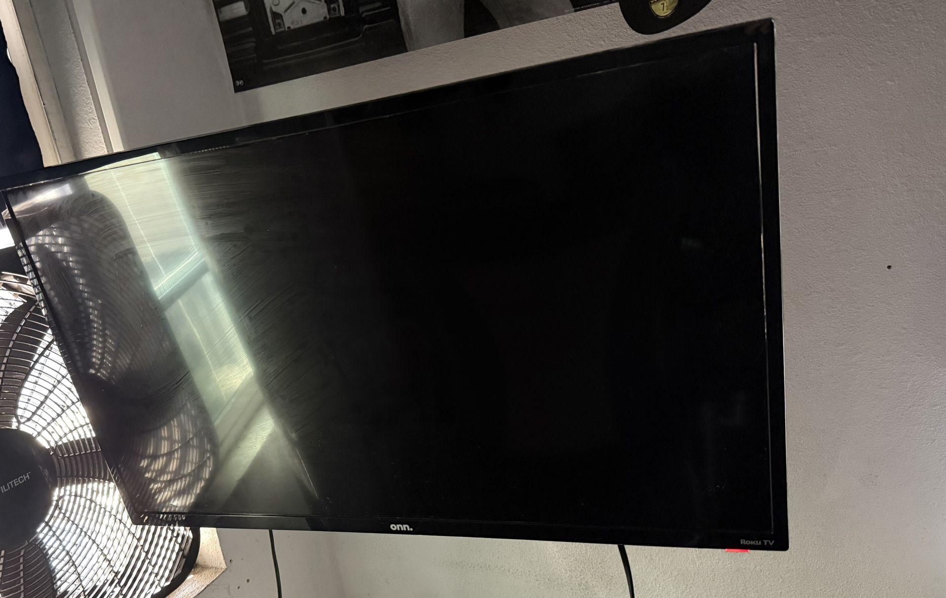 Onn. Roku TV ( 32 In)