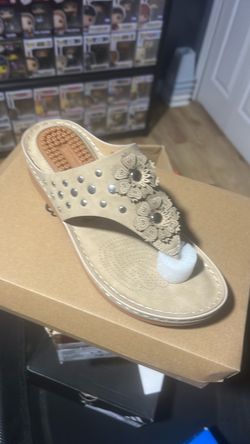 Women's Floral Thong Wedge Sandal. Size 9 women