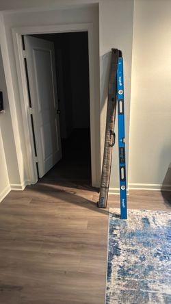 Six foot smart level like new