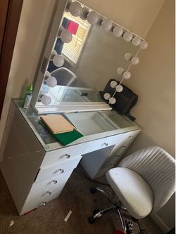 Bluetooth makeup vanity