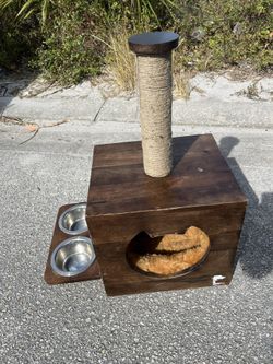 Cat House Scratching Post With Feeder 