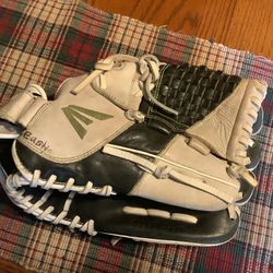 Easton Synergy Elite FASTPITCH SOFTBALL GLOVE LHT 12.5 inch - SYEFP1250 Correctly broken in in very good condition Plainfield, Illinois