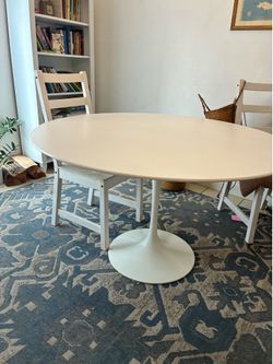 Authentic KnollStudio Saarinen Tulip Dining Table