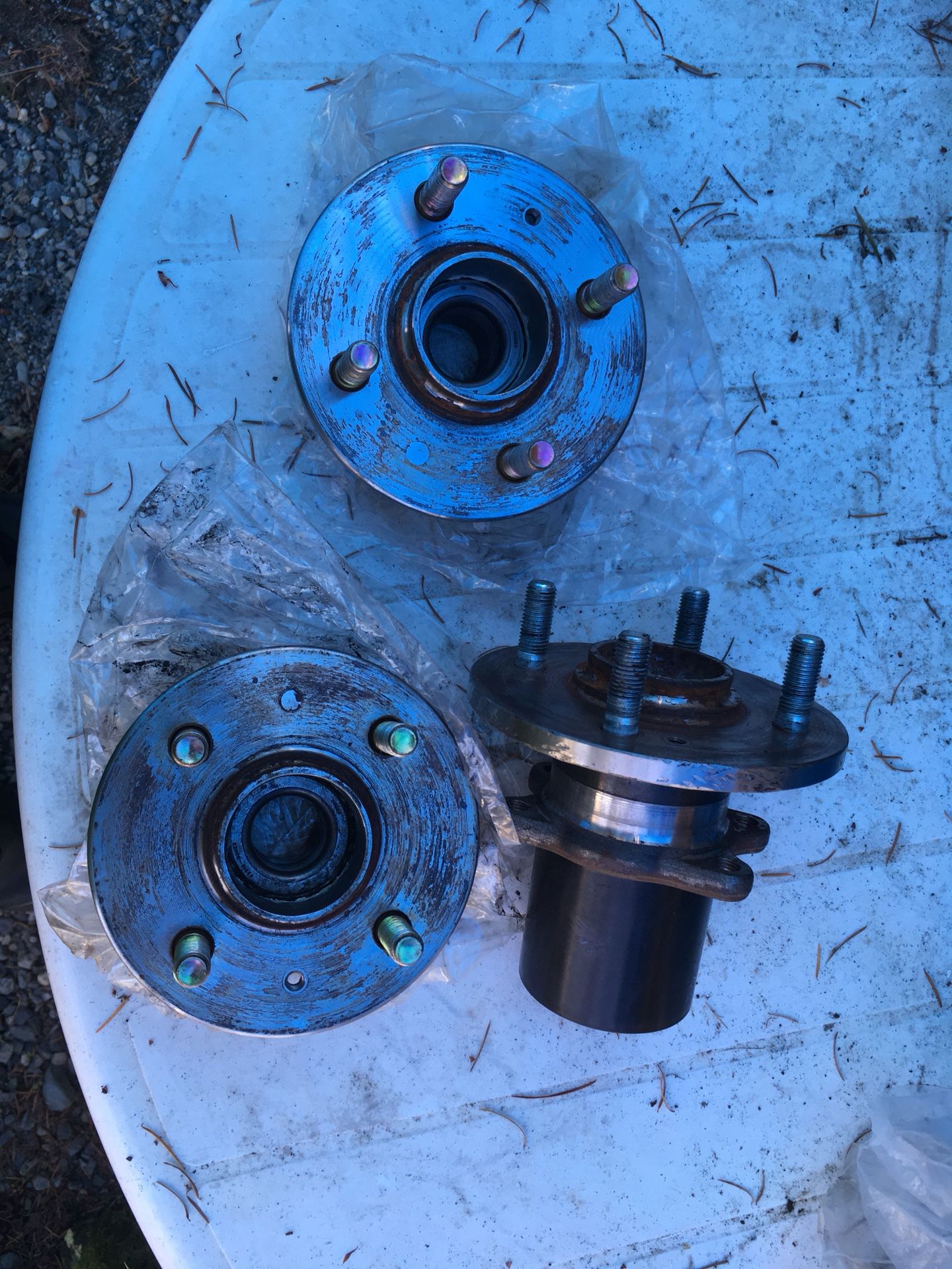 Three hubs for a boat trailer