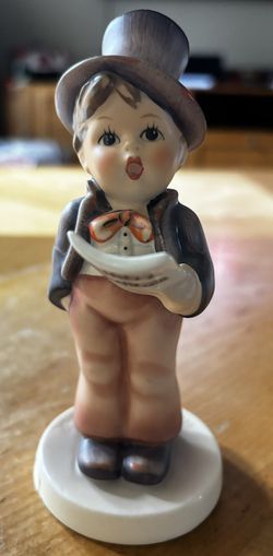 Hummel Figurine 131 Street Singer, tmk 1 incised Crown Germany