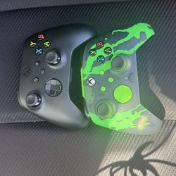 Xbox S controllers