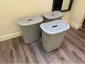 3 sterile laundry baskets with lids