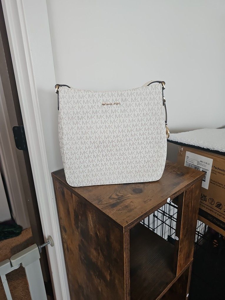 Michael Kors LG Messenger Bag