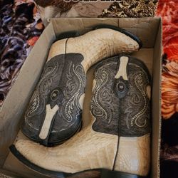 Quadra Boots- Size 7.