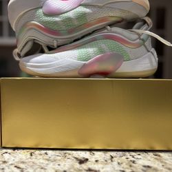 Basketball Shoes: Adidas Don Issue 6. Size 8