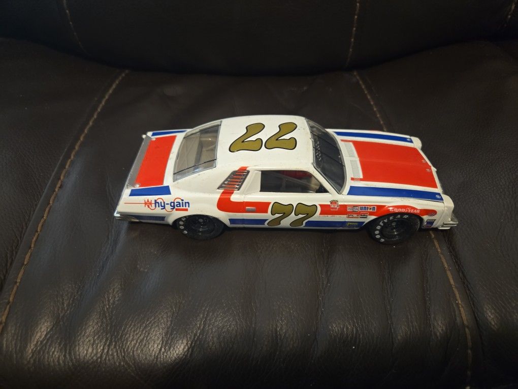 1976 Dale Earnhardt #77 Hy-Gain Chevrolet Malibu  Diecast Collectible Car