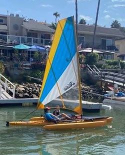 Hobie Mirage Adventure Island – pedal trimaran - with Sail – Single Seat w/ Black Vinyl Trapeze
