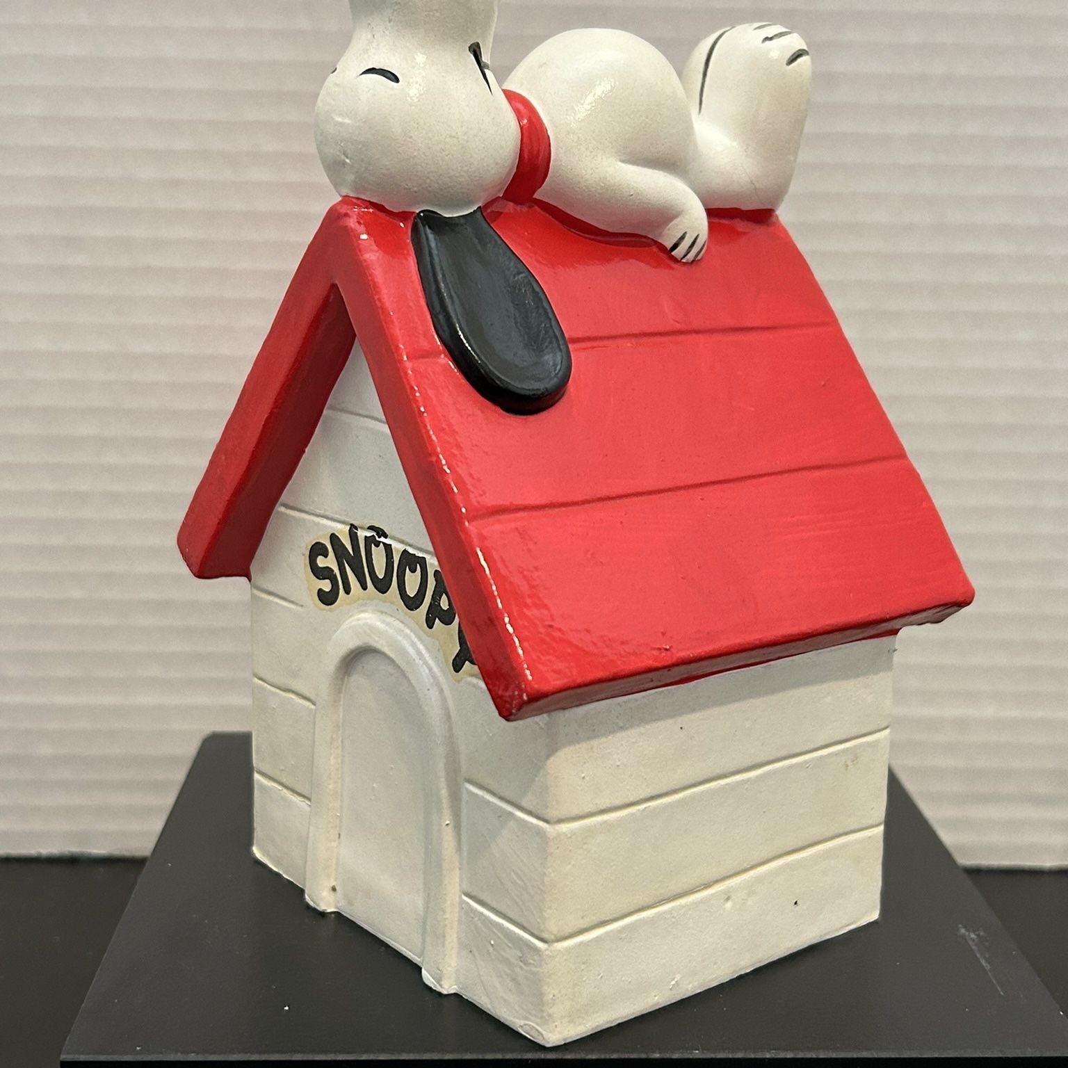 Vintage 1970 Peanuts Ceramic Snoopy Red Dog House Piggy Coin BANK