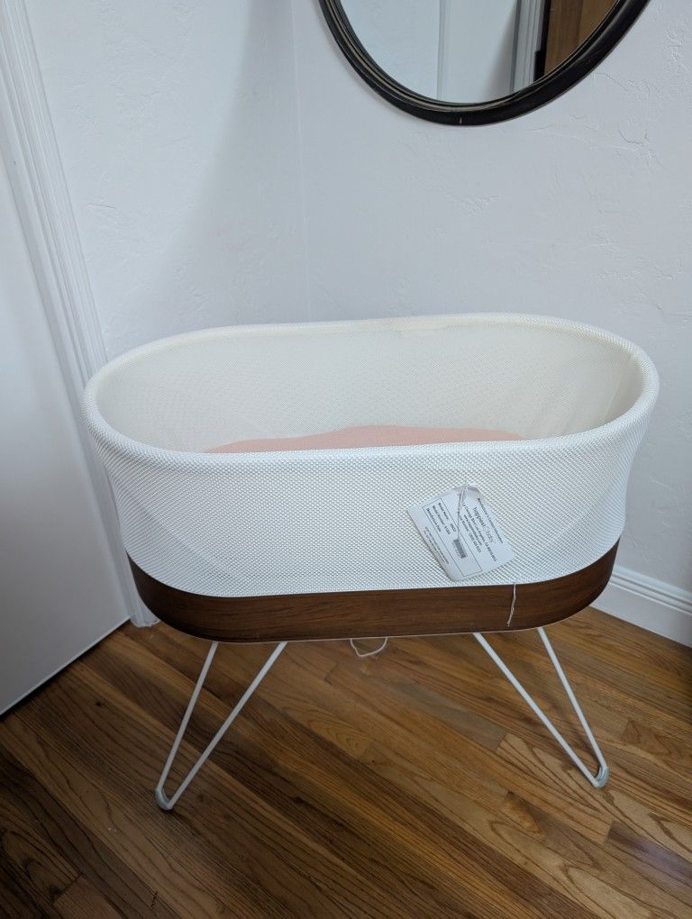Snoo Bassinet With 4 Swaddles- Delivery Available