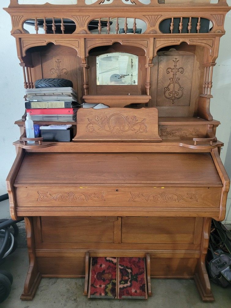 Estey Pump Organ 1901