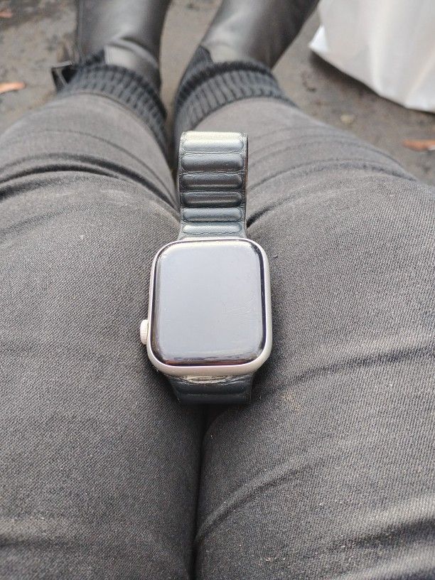 Series 8 Apple Watch 45 mm LTE Model