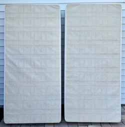 Simmons Beauty Rest White/Tan Split King Box Spring Set. Anti-slip top