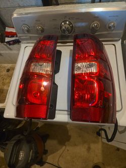 2003 To 2006 Chevy Silverado Pair Of Tail Lights