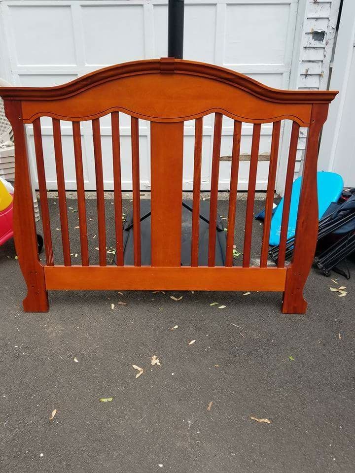 FREE Savannah Grayson convertible crib for Sale in Ridgefield