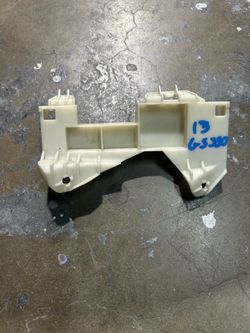 2013 - 2015 LEXUS GS350 HEADLIGHT BRACKET RIGHT PASSENGER SIDE OEM