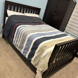 **VERY CLEAN COMPLETE BEDROOM SET WITH MATTRESS AND BEDDING CLEAN!!!!! 
